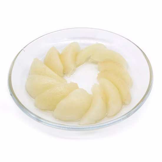 Metà di pere di neve in scatola di frutta fresca in sciroppo leggero